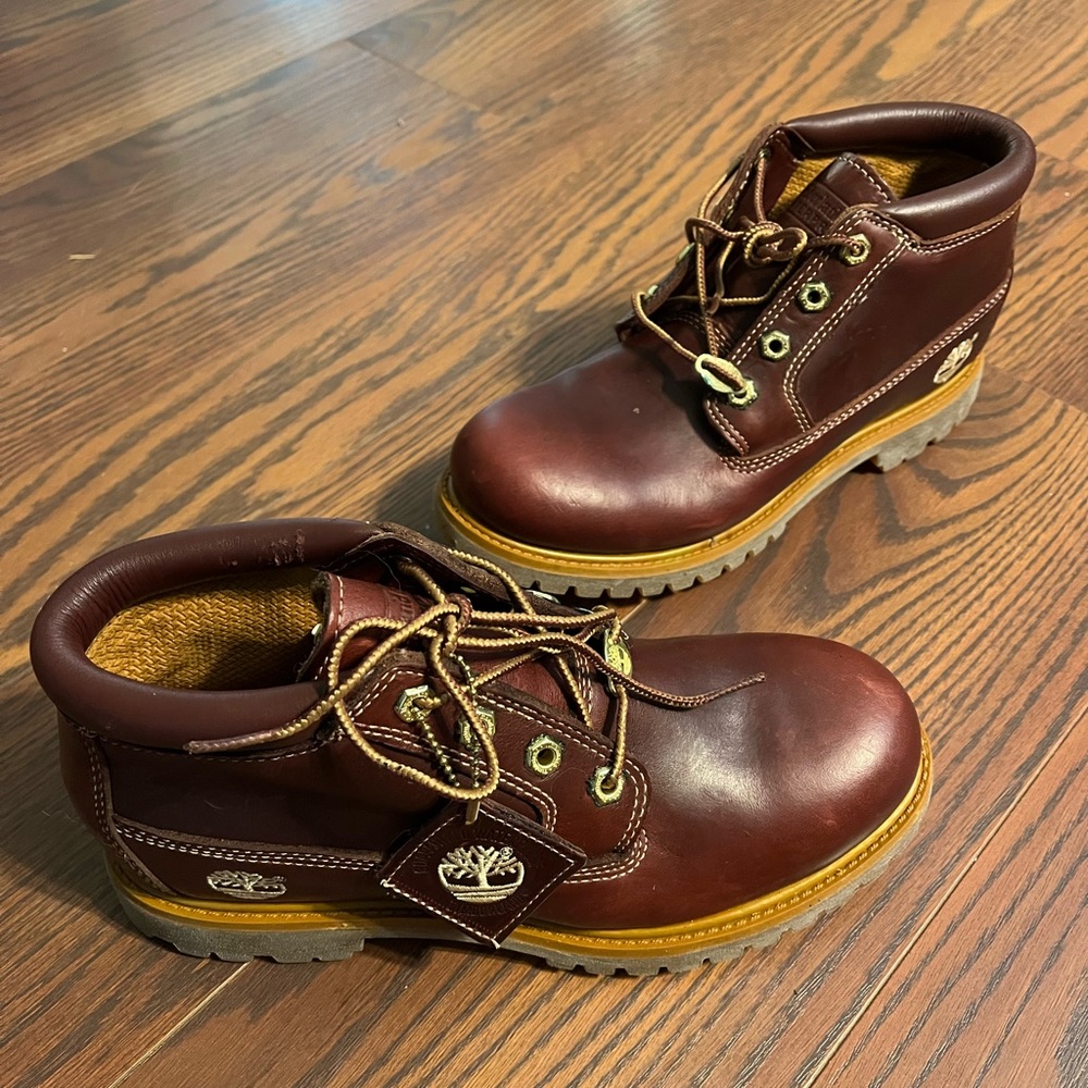 Womens 8.5 Burgundy Genuine Leather Timberland Waterproof Boots NWOT